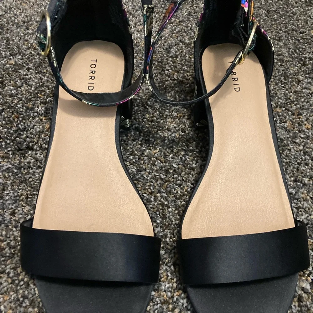 NWT Torrid floral black satin strappy heels - Picture 3 of 8